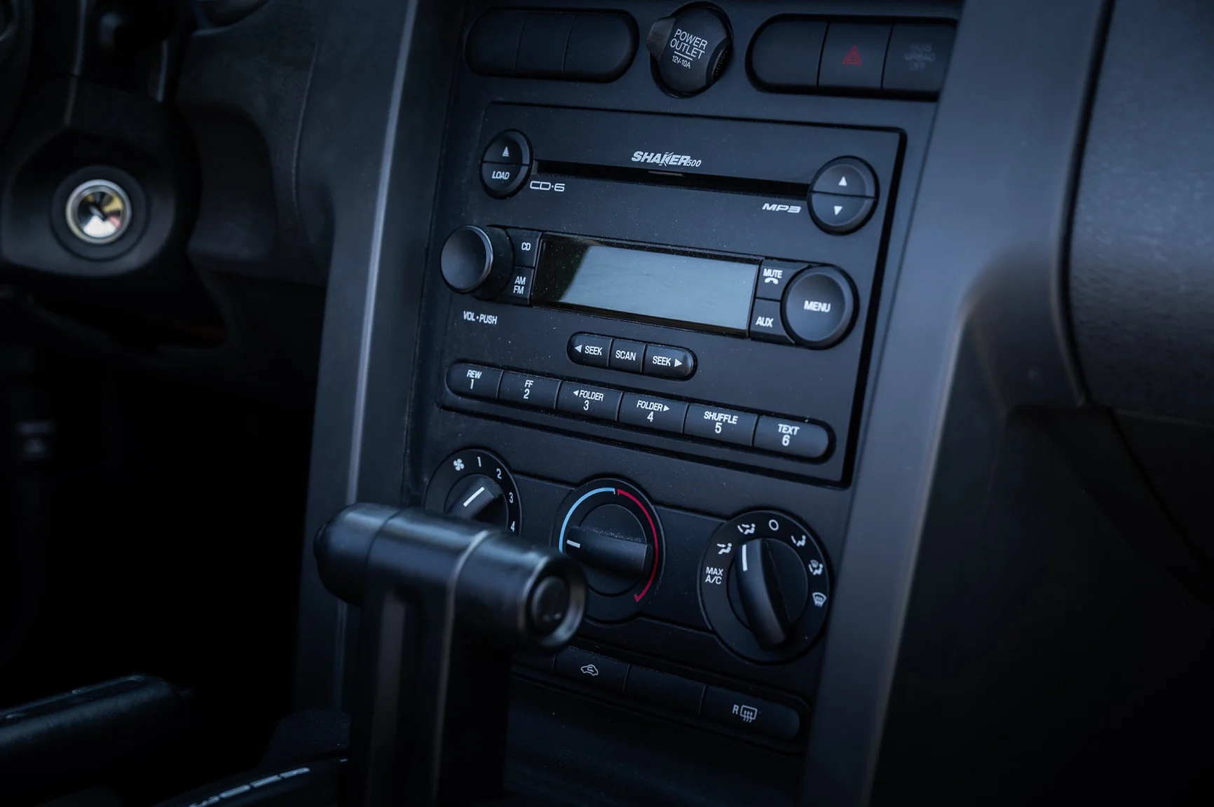 Interior image of 2006 Ford Mustang Convertible (6)