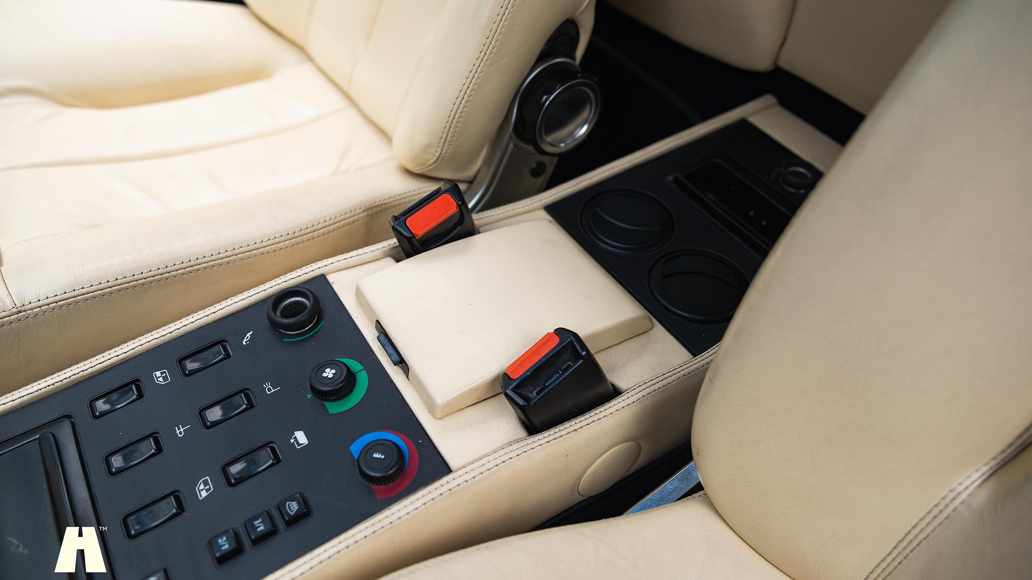 Interior image of 1985 Ferrari Mondial Quattrovalvole Design by Pininfarina (33)