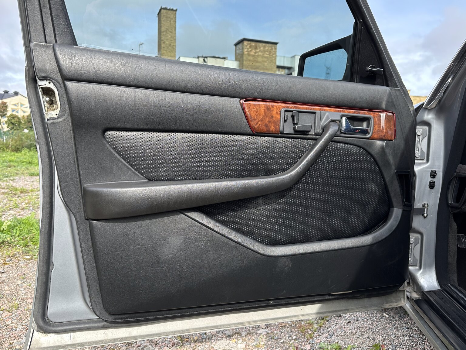 Interior image of 1987 Mercedes 300 SE (4)