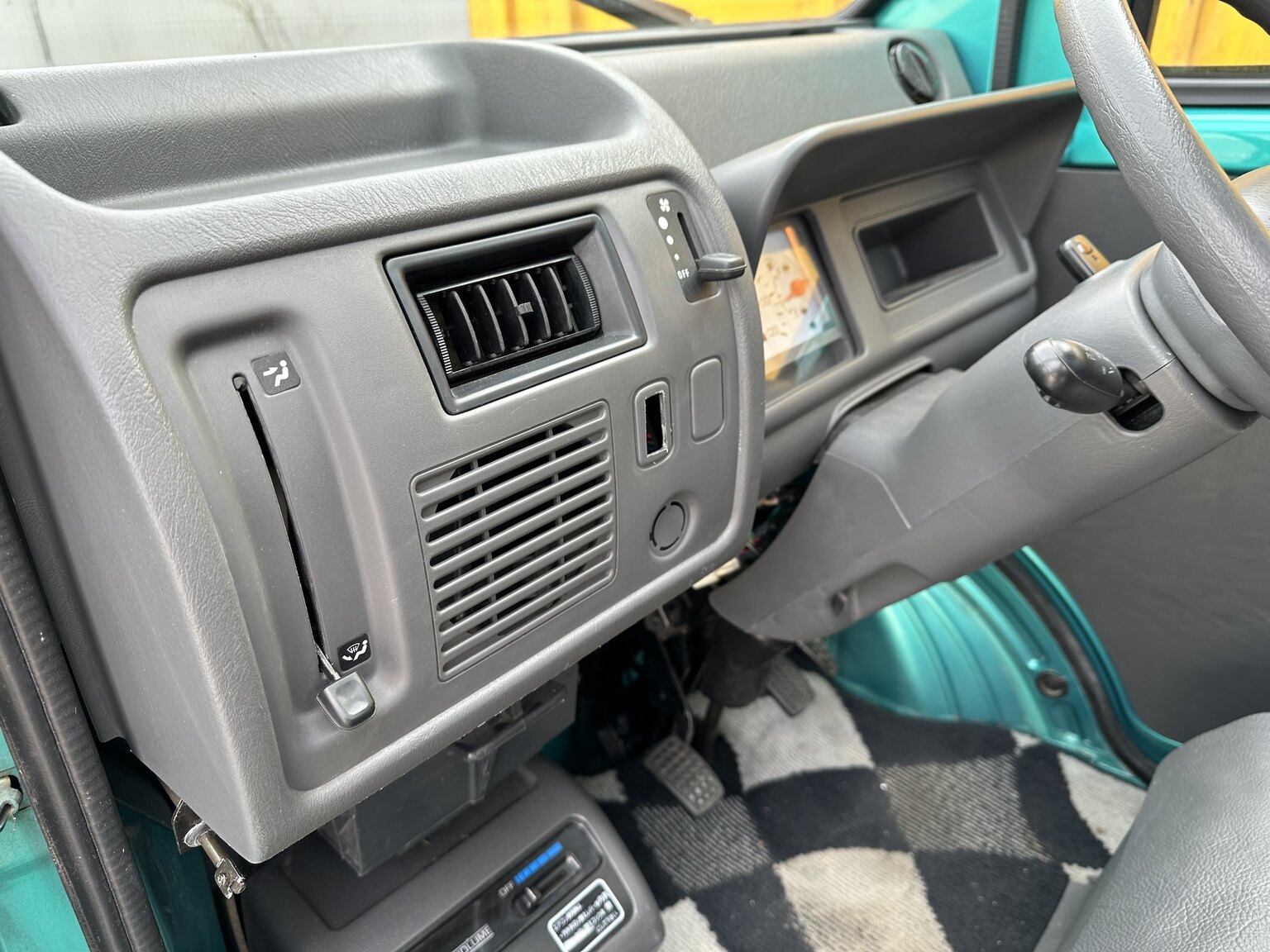 Innenraumfoto von 1997 Daihatsu Midget II