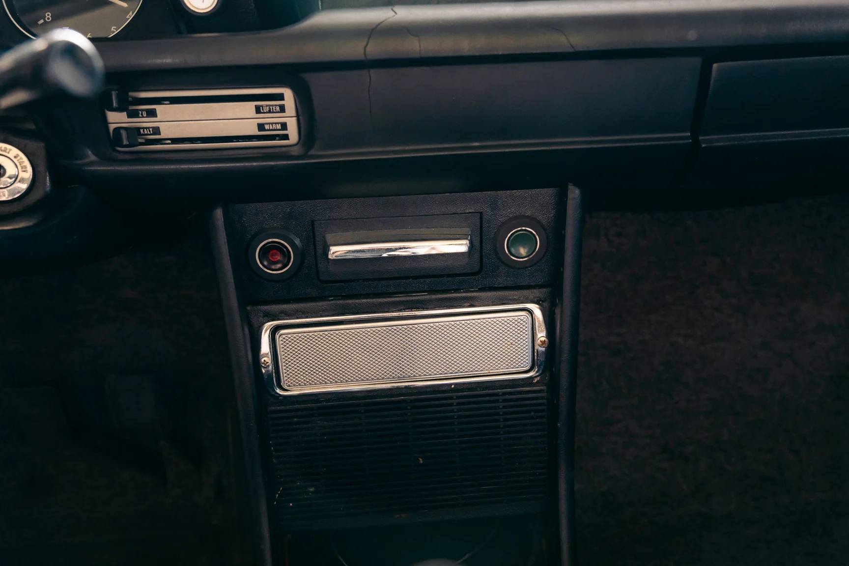 Interior image of 1973 BMW 1802 (14)