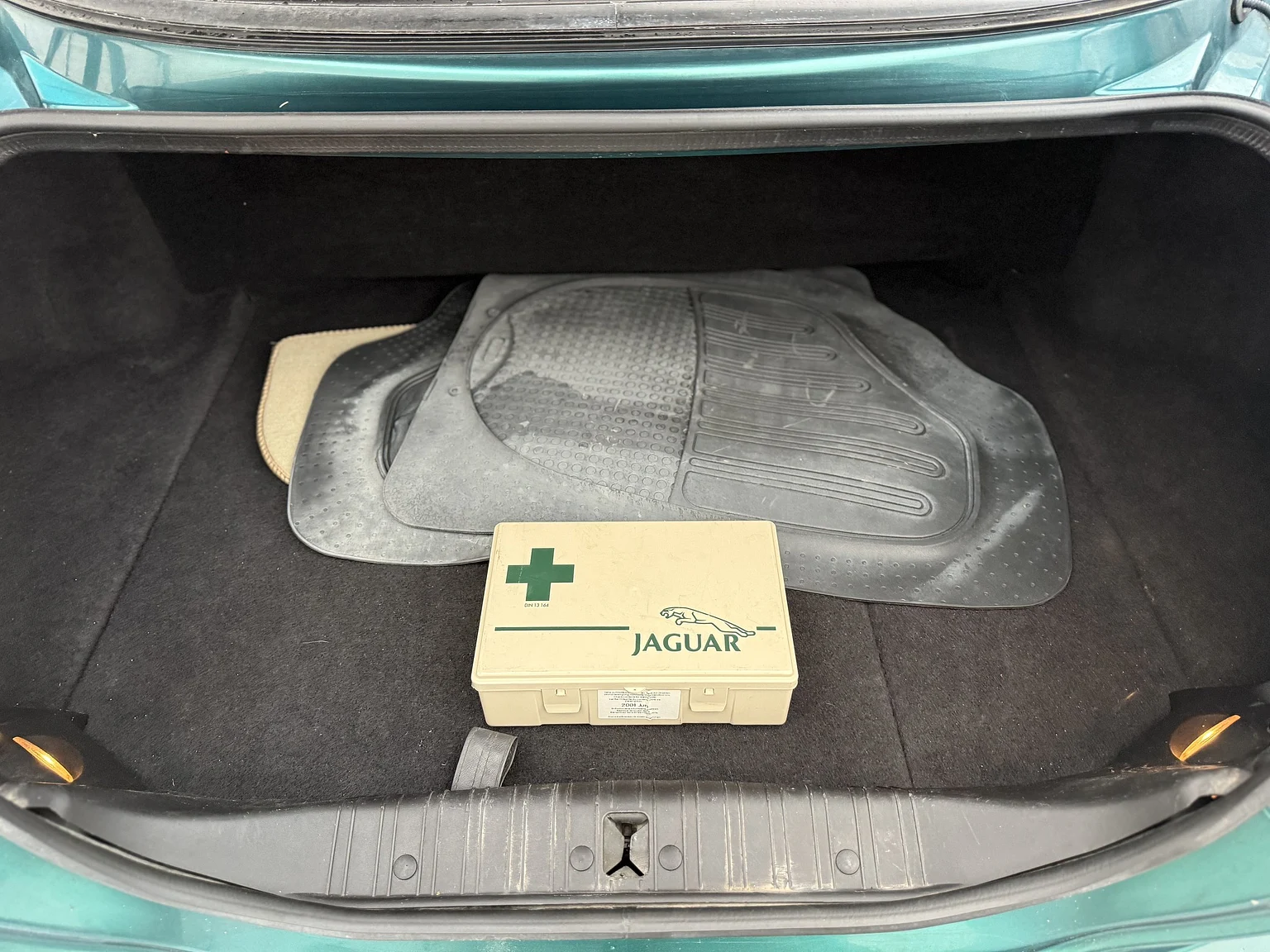 Innenraumfoto von 1997 Jaguar XK8 (46)