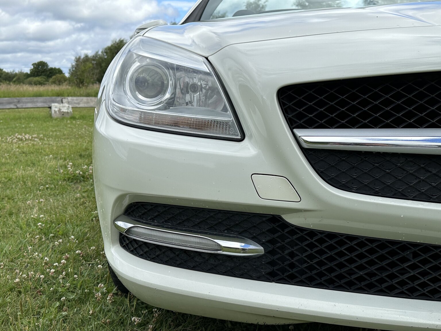 Exterior image of 2012 Mercedes-Benz SLK 350