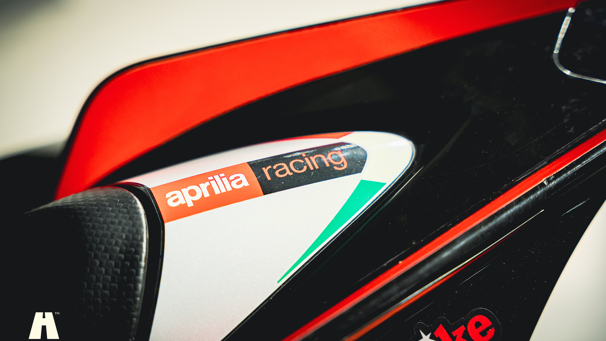 Exterior image of 2016 Aprilia Tuono V4 Factory