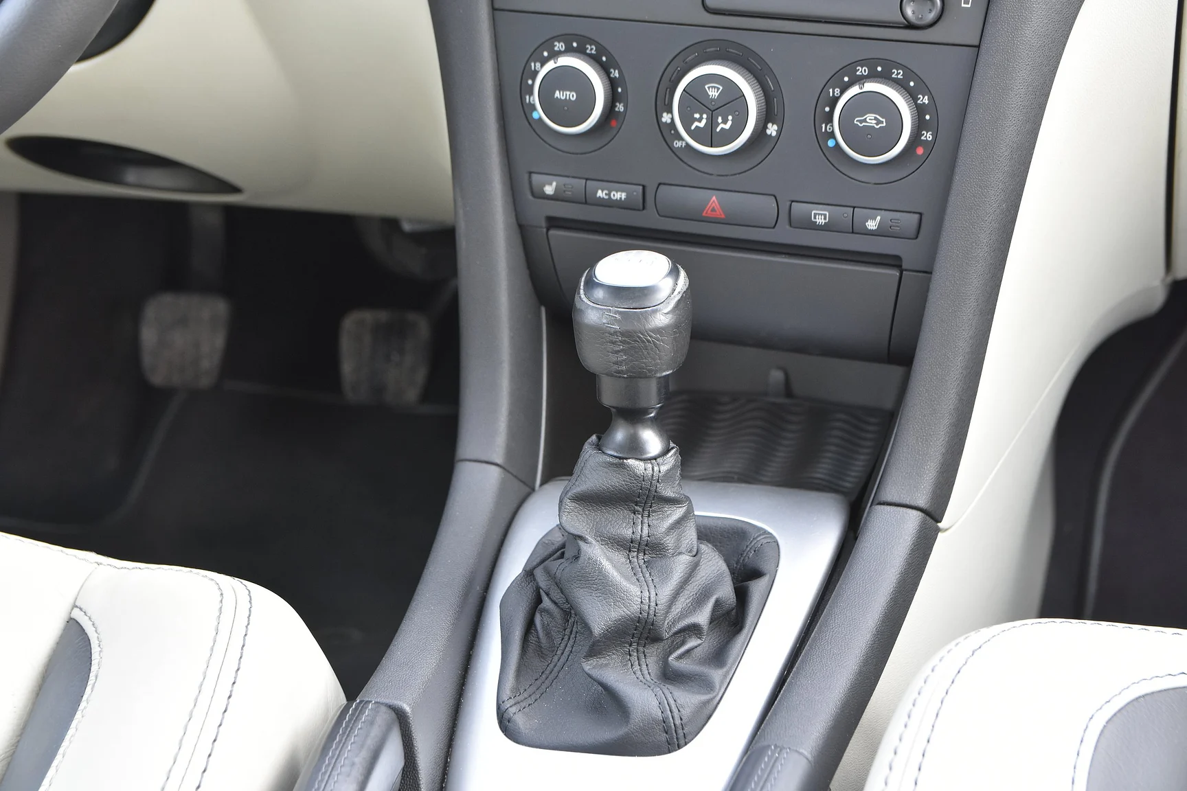 Interior image of 2014 Saab 9-3 Aero Hirsch Edition (17)