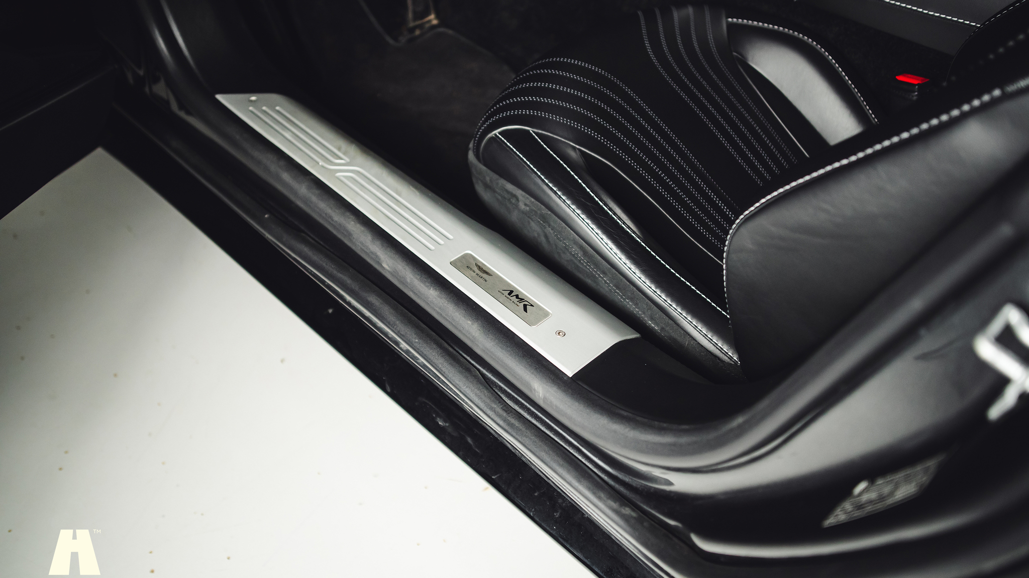 Interiörbild 2019 Aston Martin DB11 AMR (19)