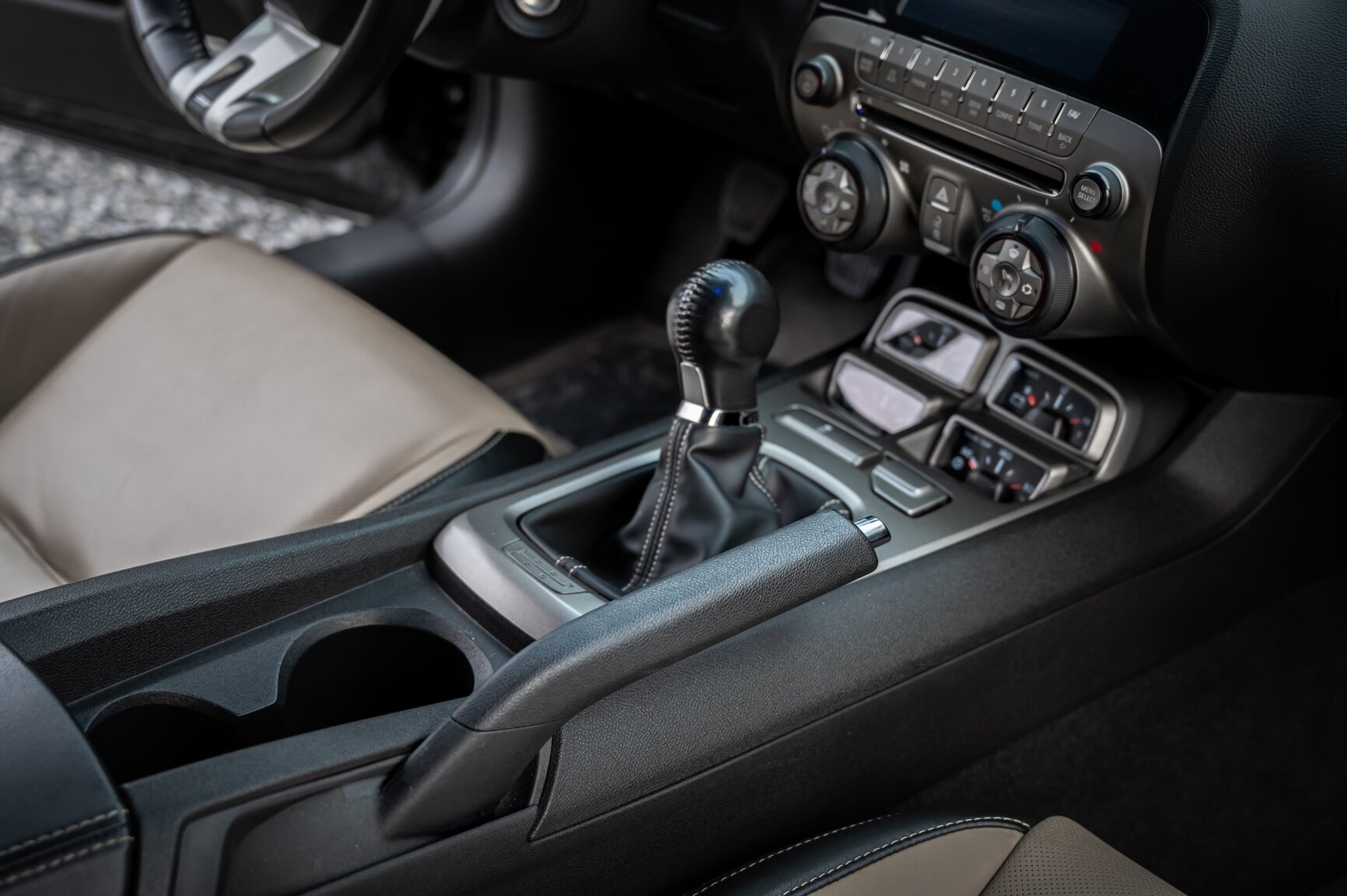 Interiörbild 2010 Chevrolet Camaro SS (33)