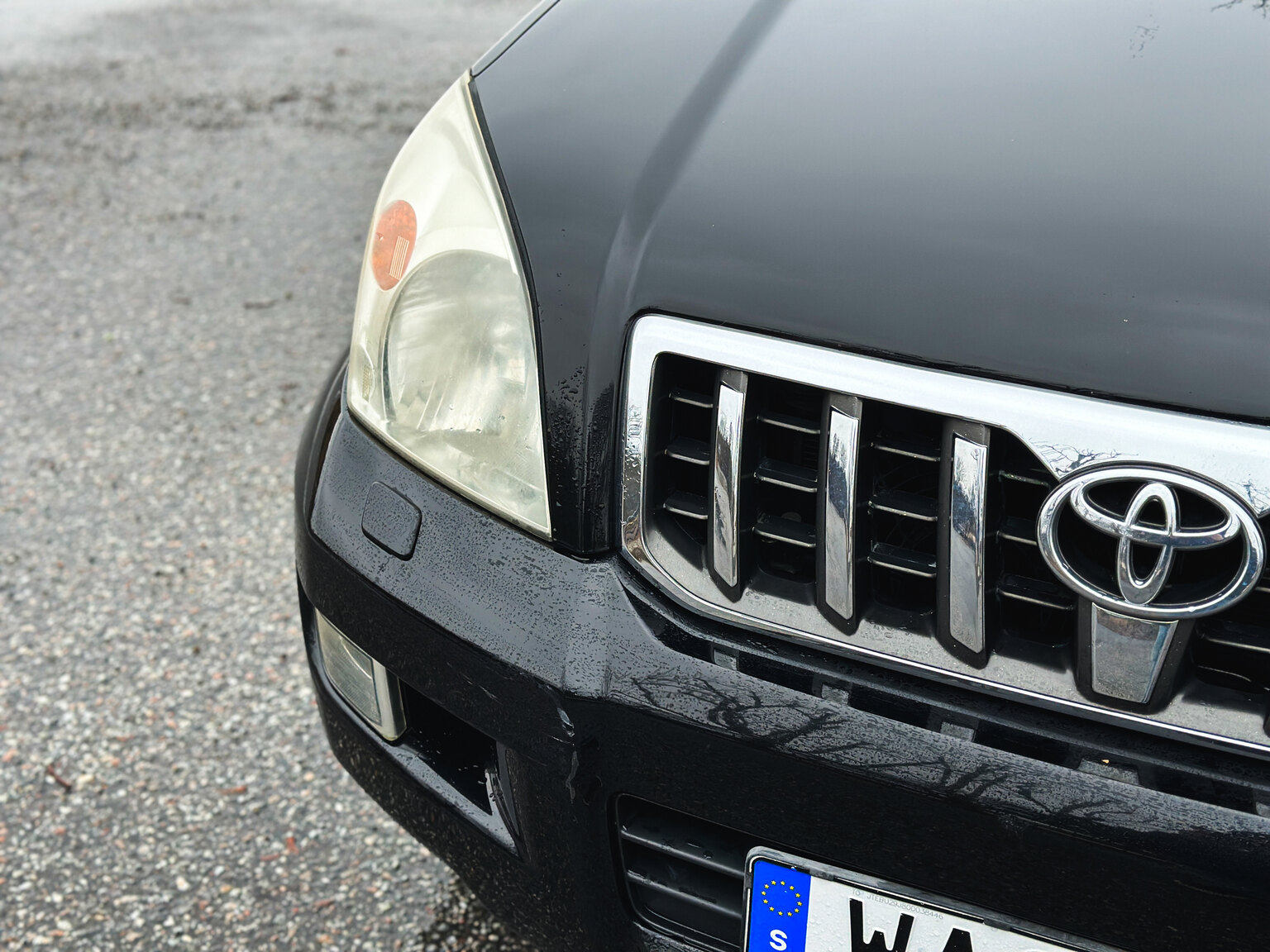 Exterior image of 2004 Toyota Land Cruiser