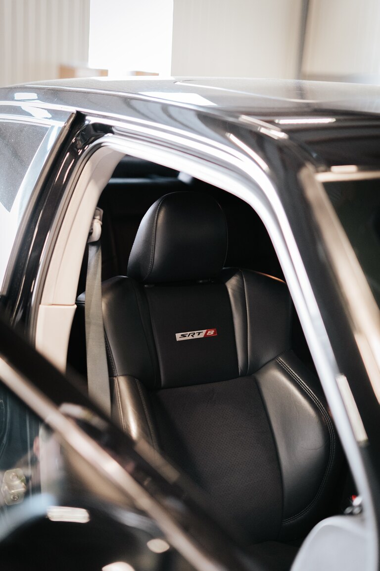 Interior image of 2006 Chrysler 300C SRT-8 (9)