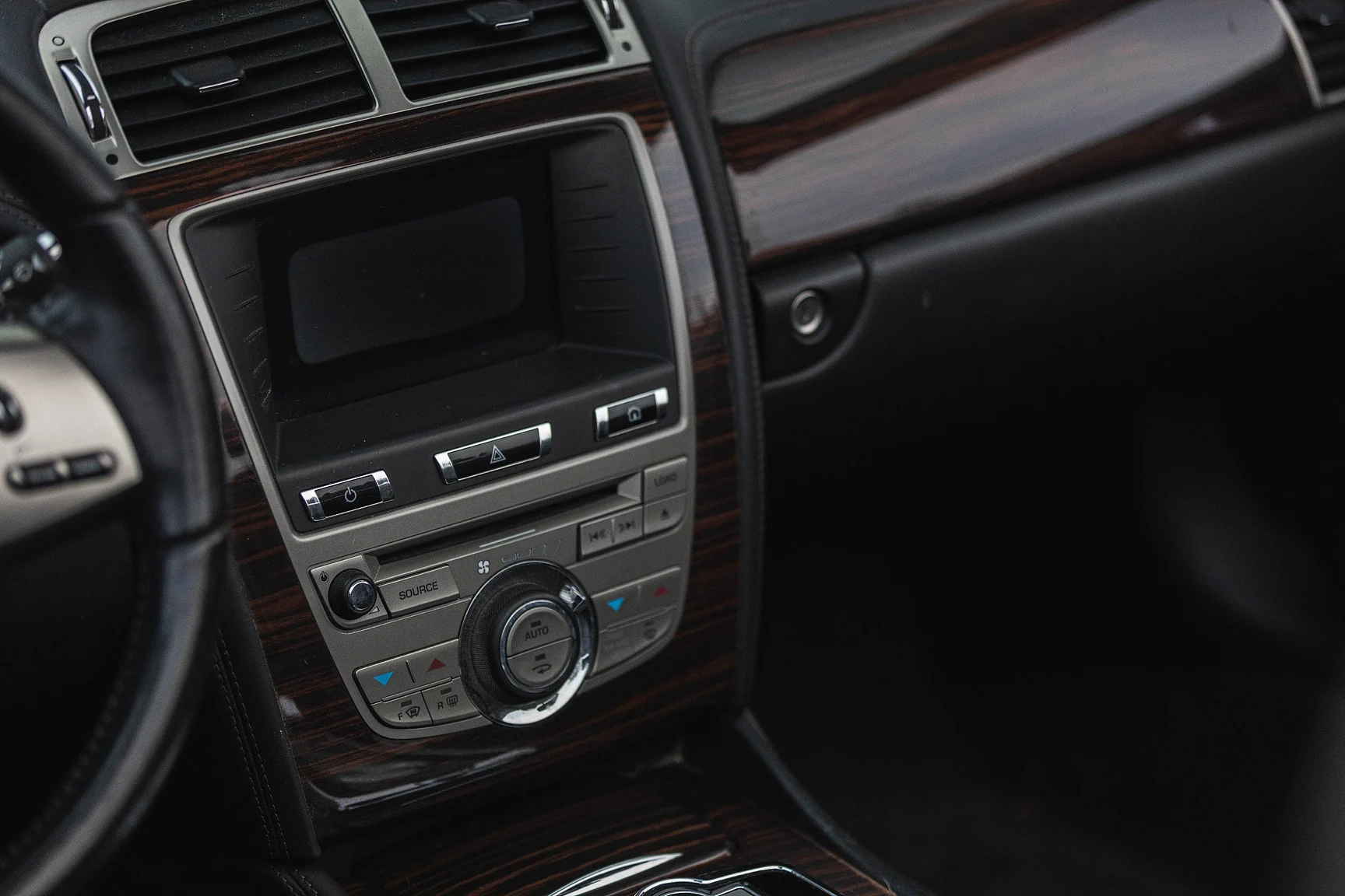 Innenraumfoto von 2011 Jaguar XK Cabriolet (9)