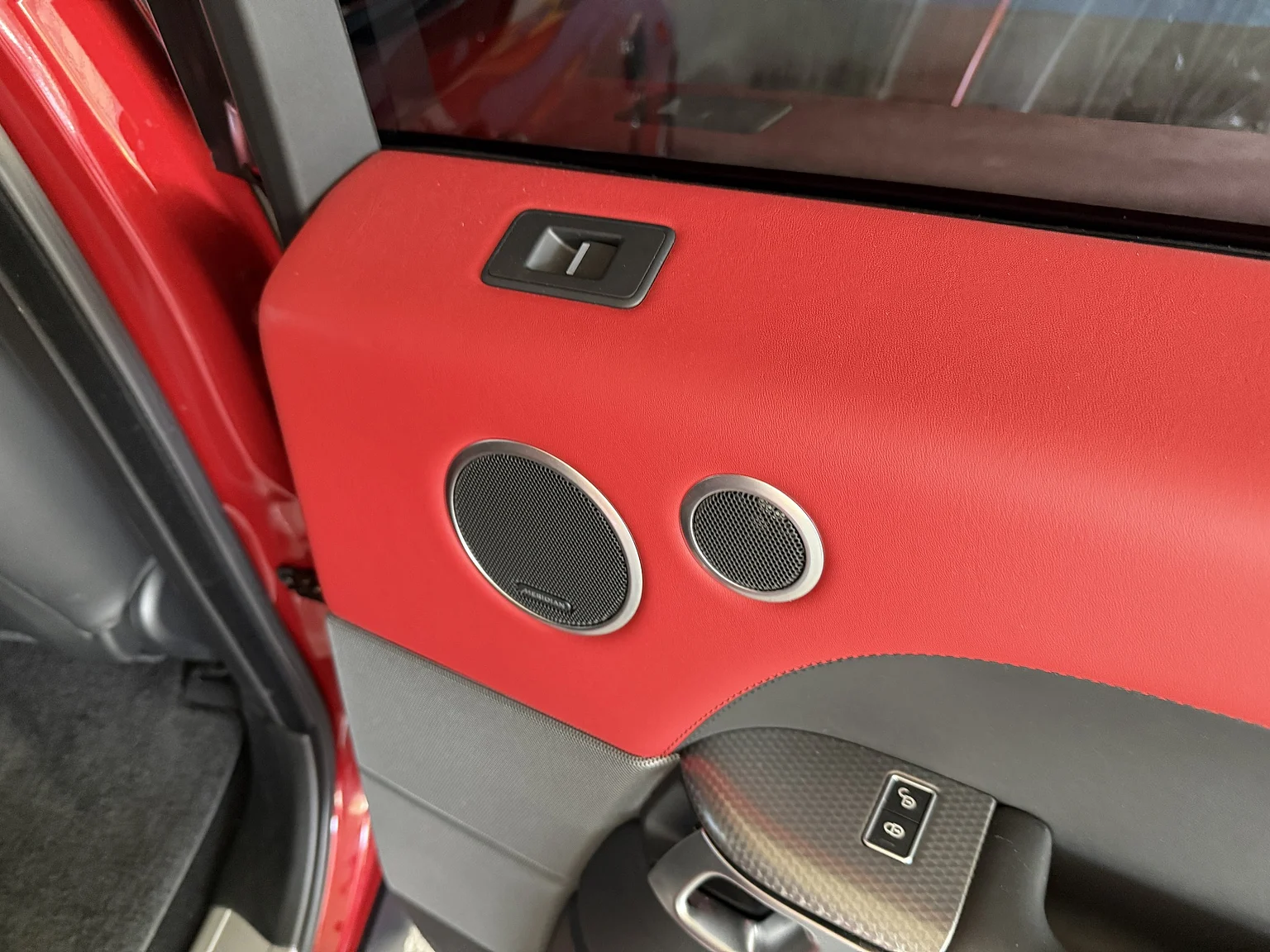 Interior image of 2017 Range Rover Sport SVR (66)