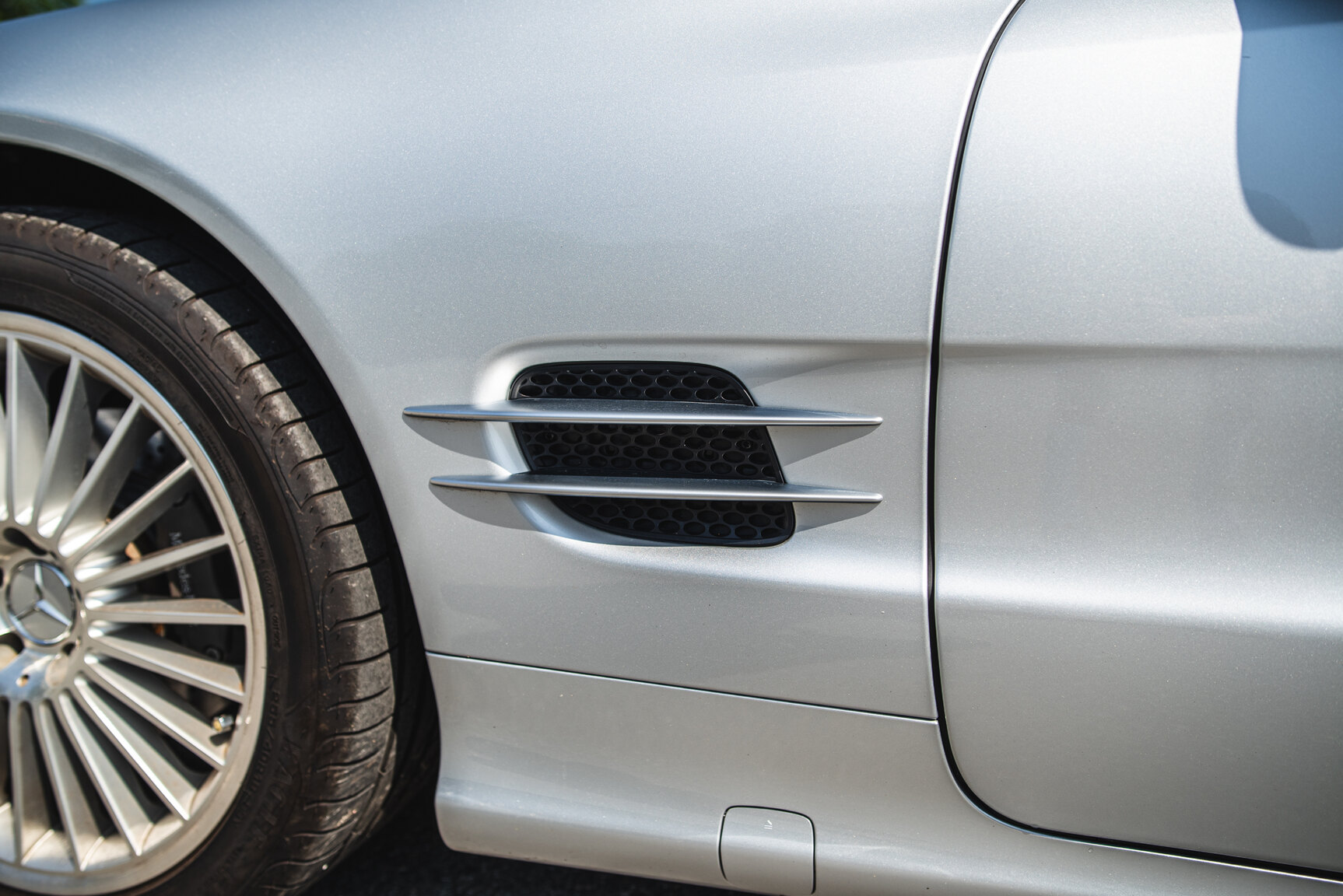Exterior image of 2006 Mercedes-Benz SL 350