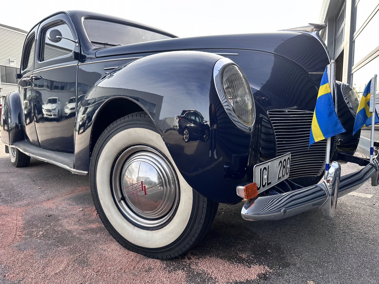 Exterior image of 1938 Lincoln Zephyr Sedan V12