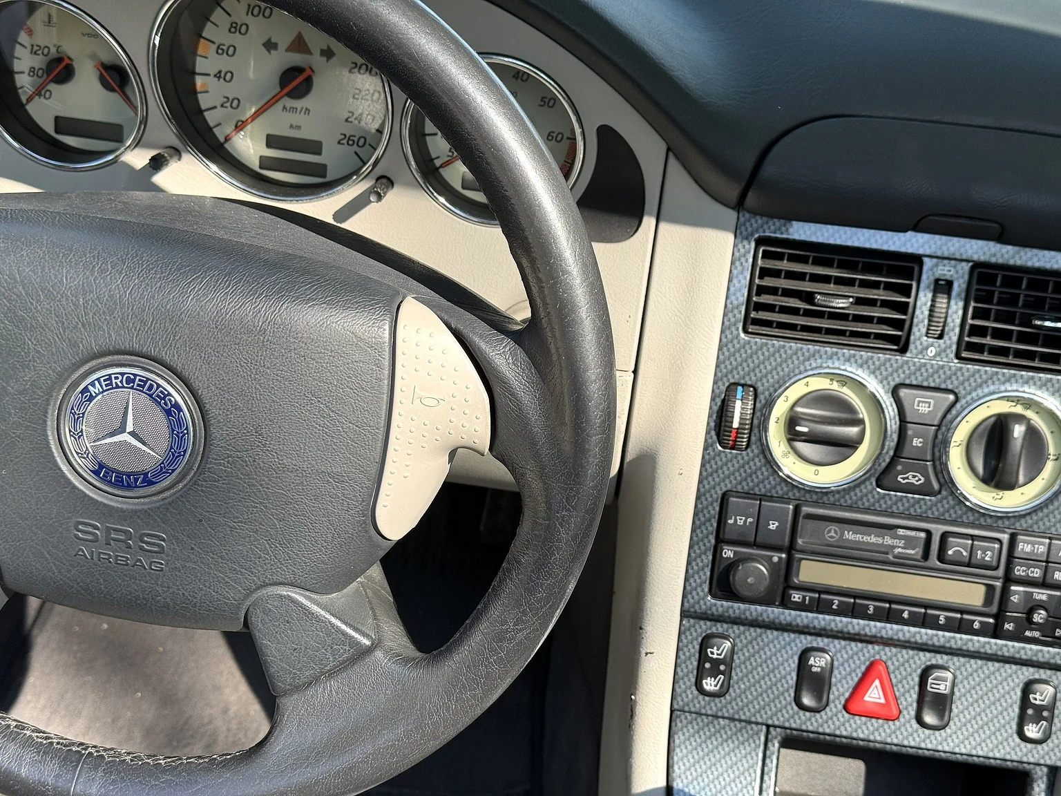 Innenraumfoto von 1997 Mercedes-Benz 230 SLK (17)