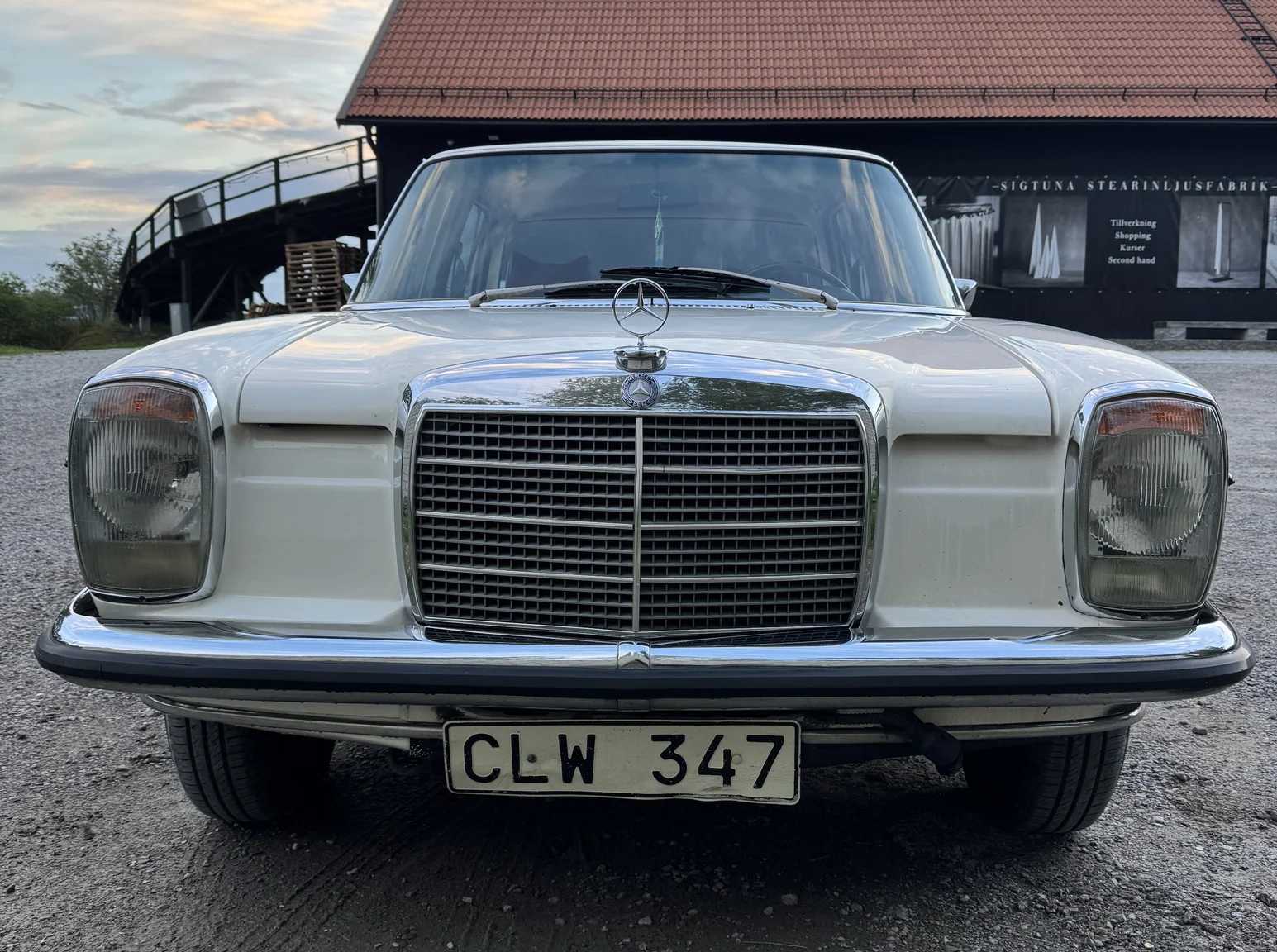 Exterior image of 1972 Mercedes-Benz 200 (2)