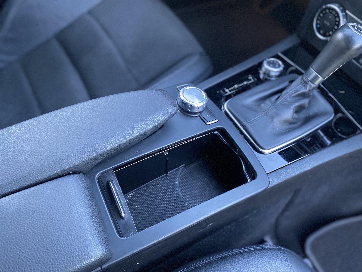 Innenraumfoto von 2011 Mercedes-Benz C 63 AMG