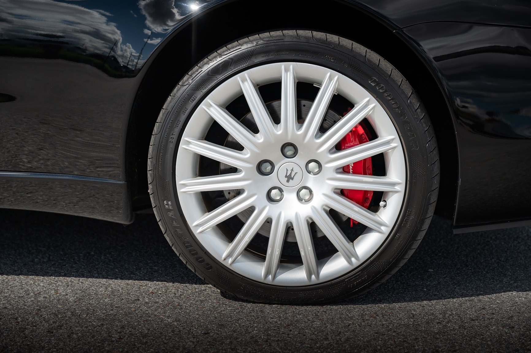 Exterior image of 2004 Maserati Coupé 4.2 V8 Cambiocorsa