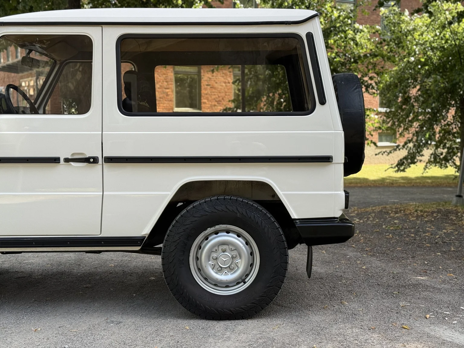 Exterior image of 1981 Mercedes-Benz 240 GD (18)