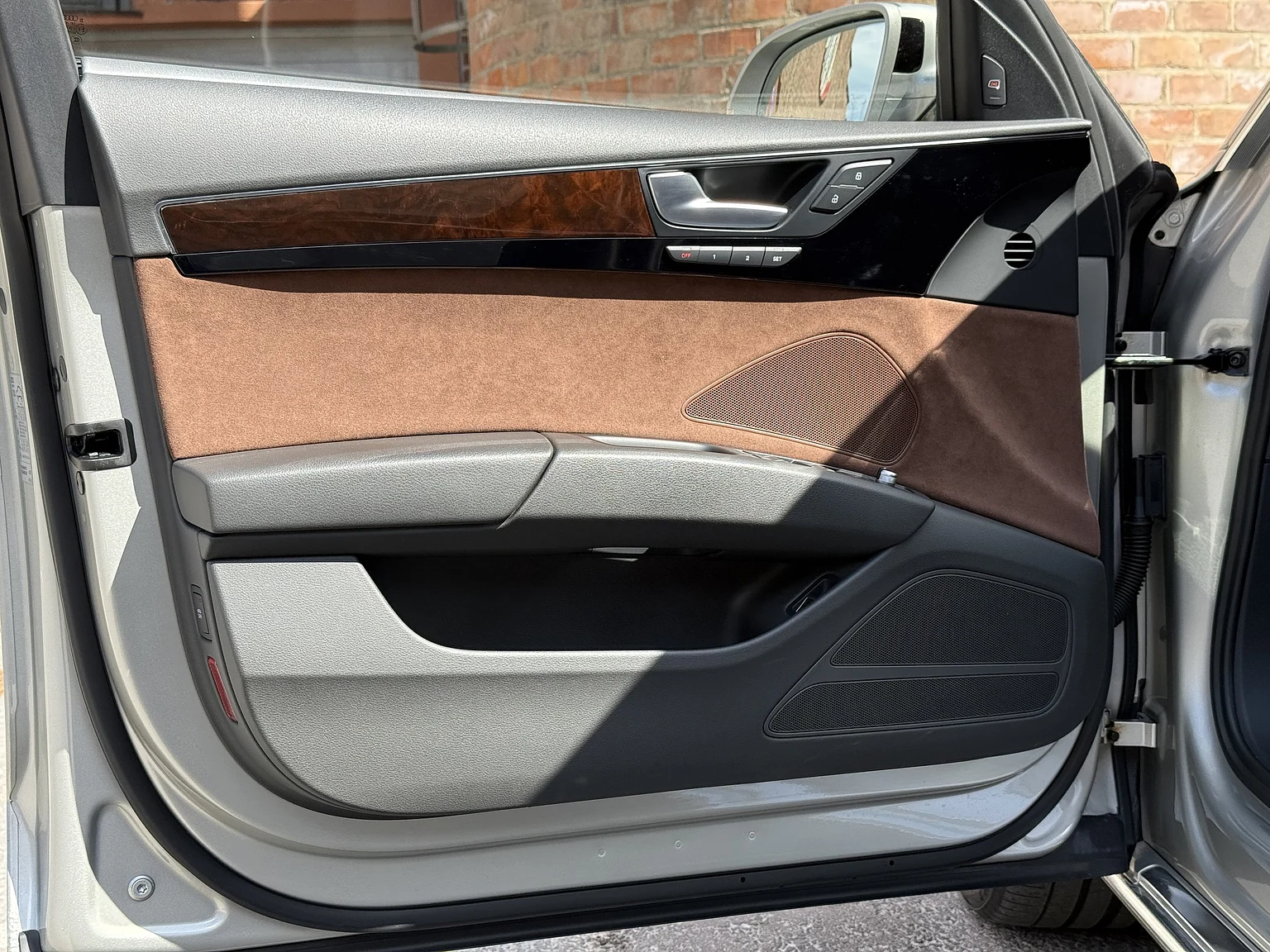 Innenraumfoto von 2014 Audi A8 4.0 TFSI (2)