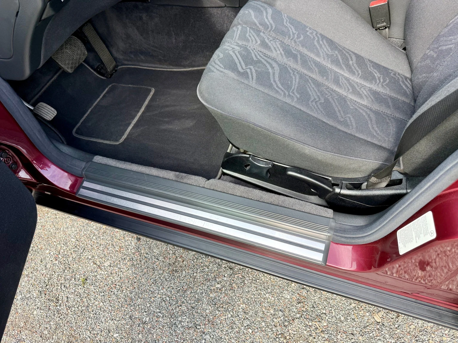 Innenraumfoto von 1997 Mercedes-Benz E 290 TD (8)