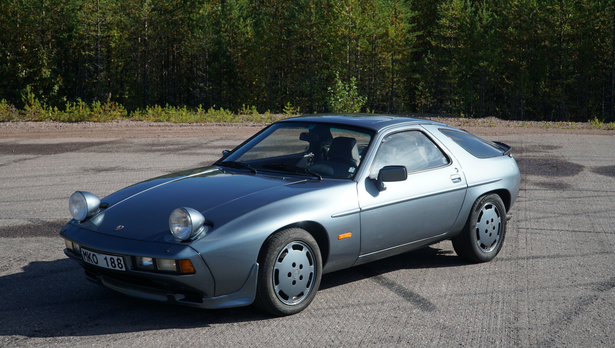Exterior image of 1983 Porsche 928S (2)