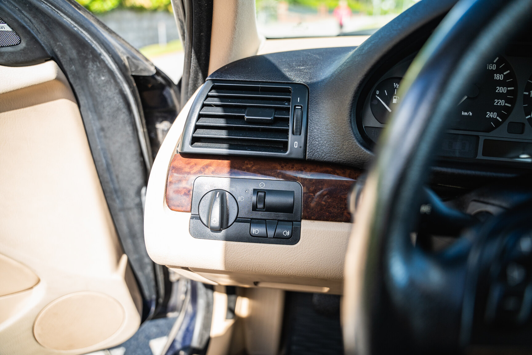 Interior image of 2003 BMW 320i Touring