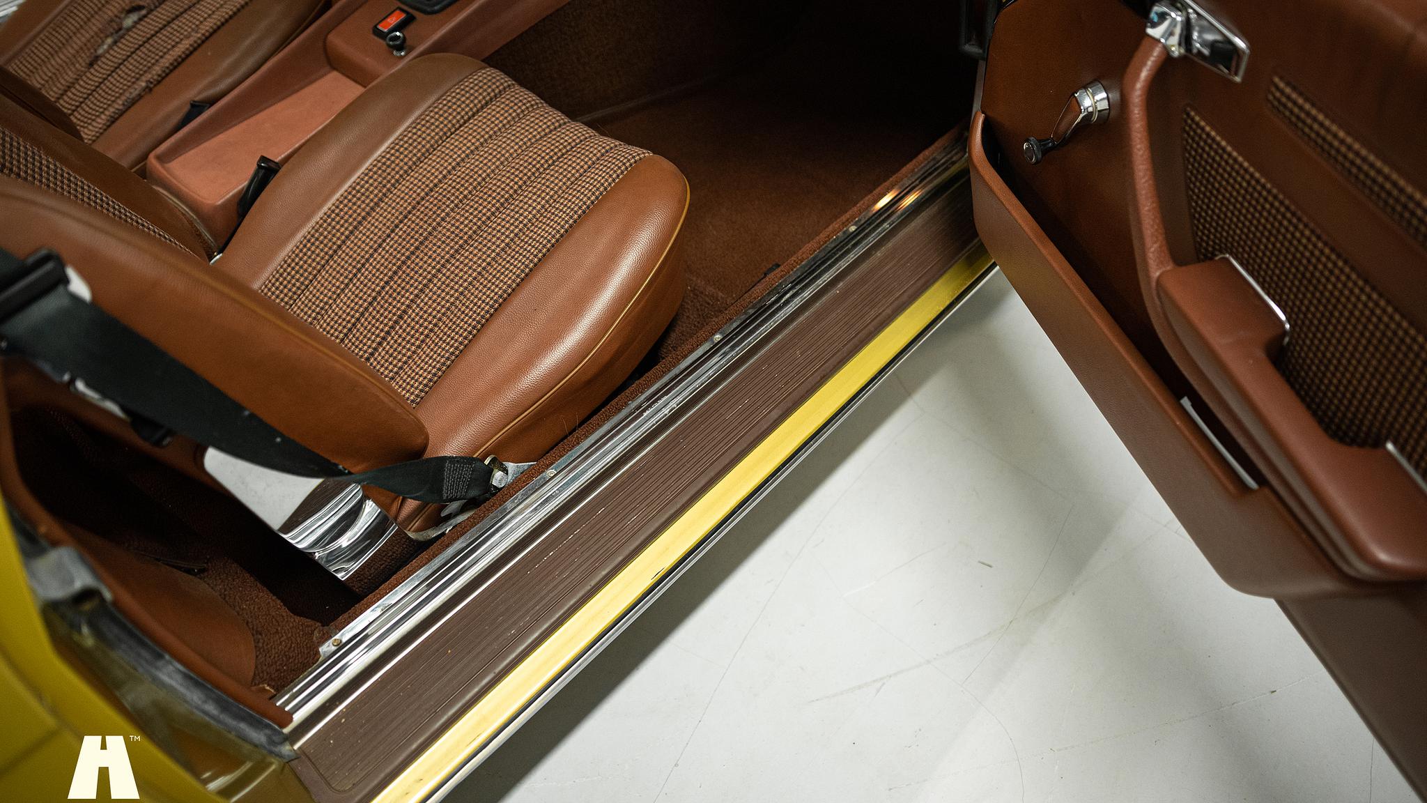 Interior image of 1975 Mercedes SL 350