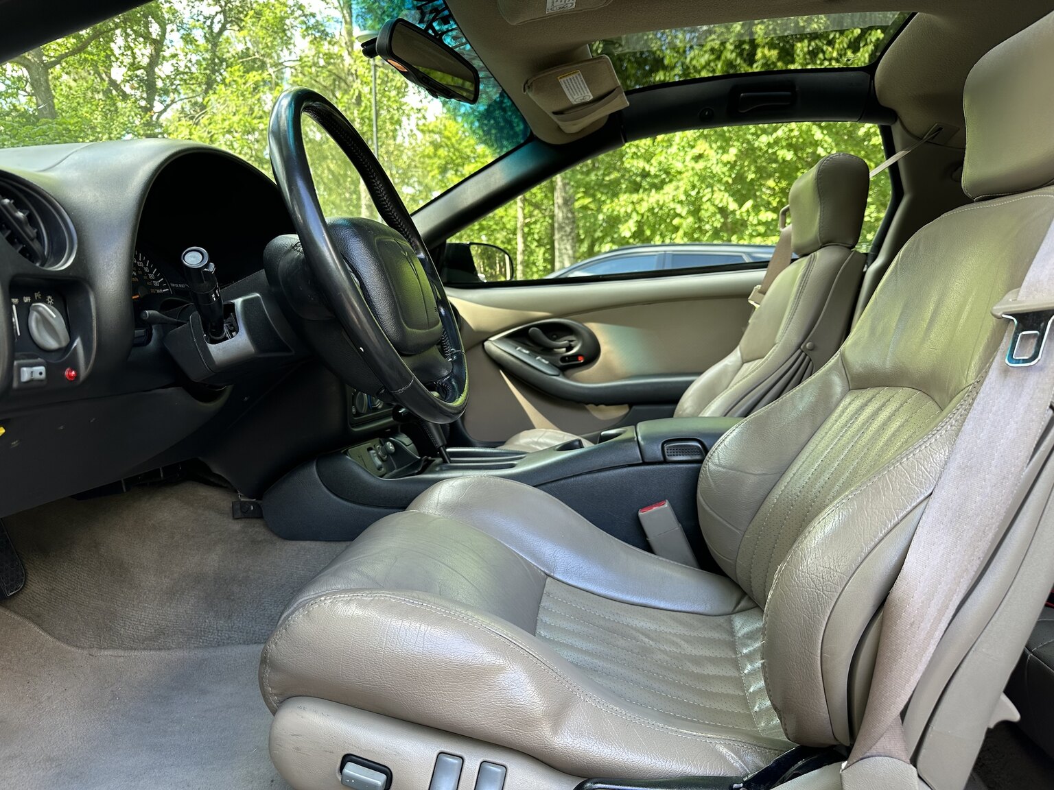 Interior image of 2000 Pontiac TransAm Firebird (6)