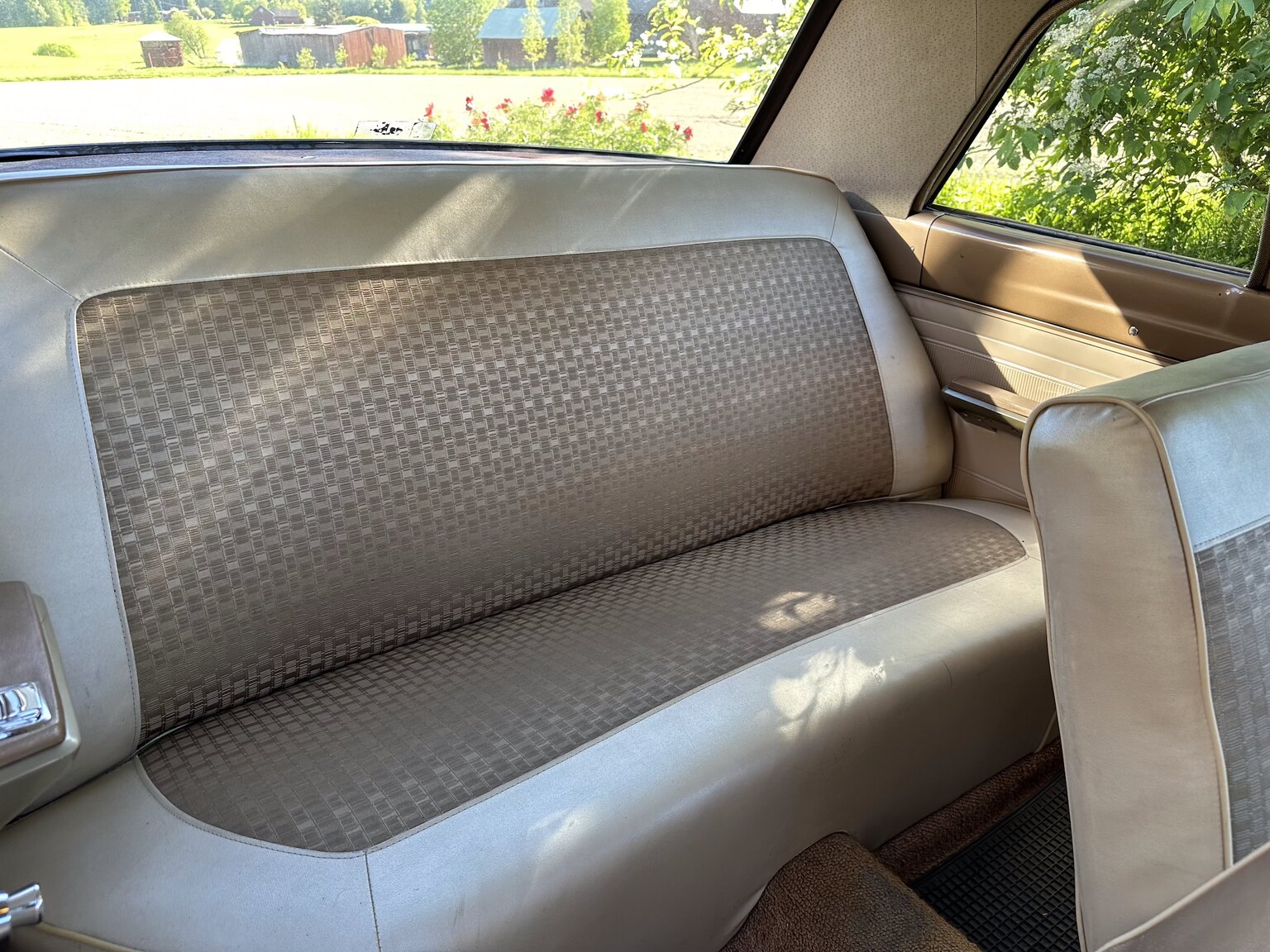 Innenraumfoto von 1966 Plymouth Valiant 100 2-door Sedan