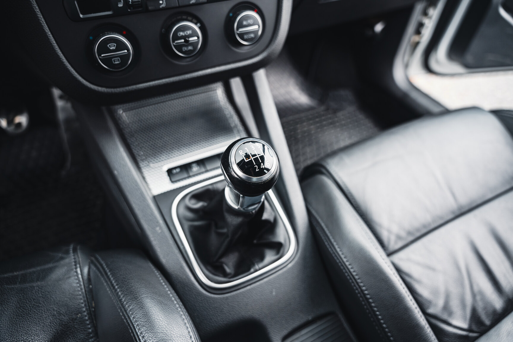 Innenraumfoto von 2007 Volkswagen Golf R32 (30)