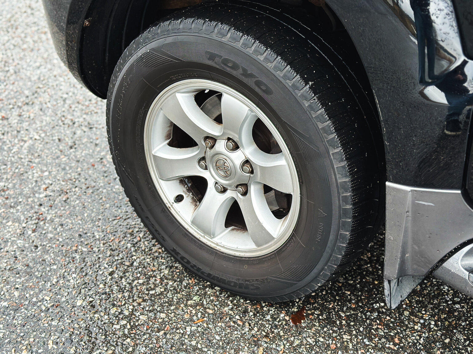 Exterior image of 2004 Toyota Land Cruiser