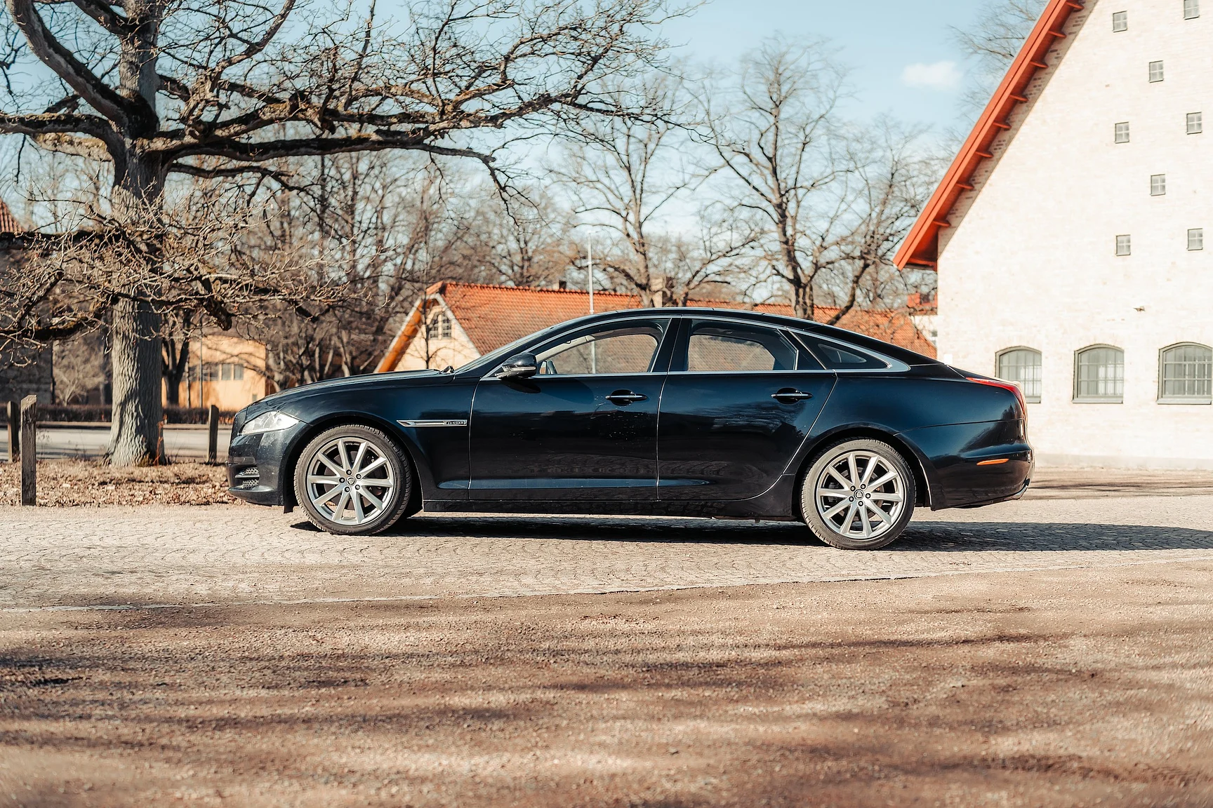 Exterior image of 2012 Jaguar XJ (16)