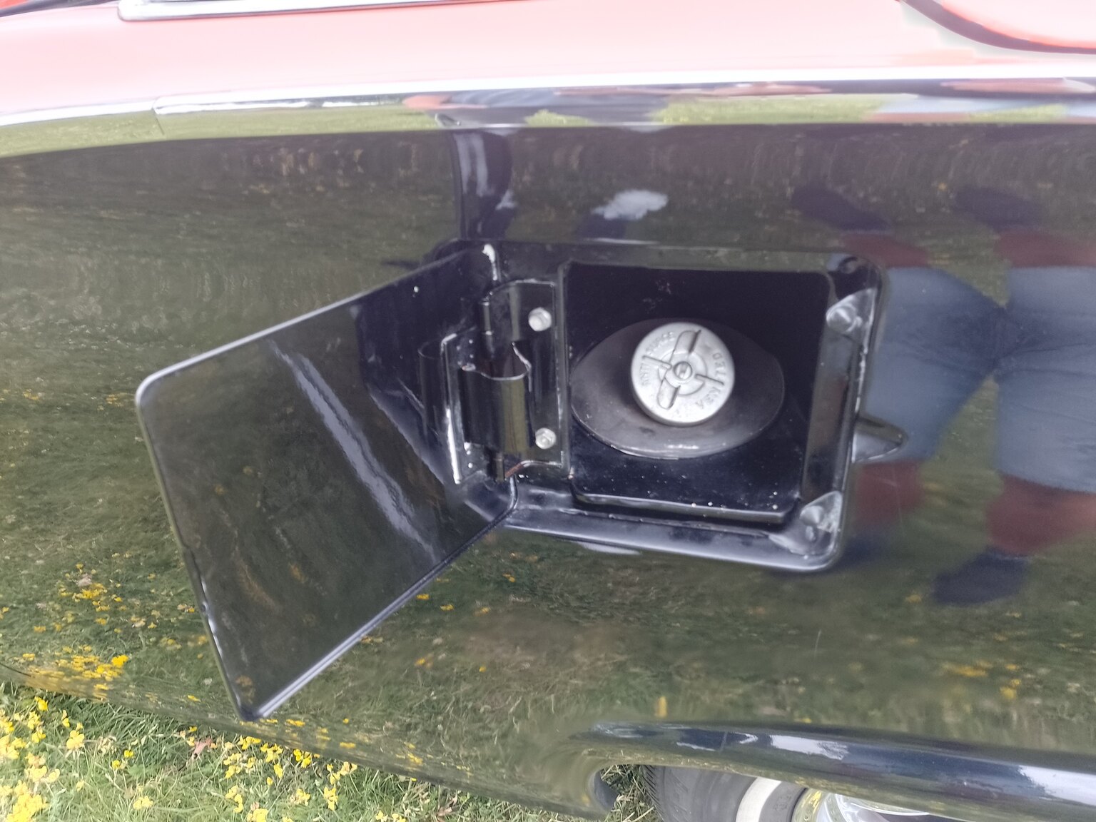 Exterior image of 1957 Ford Fairlane 500 Skyliner Retract