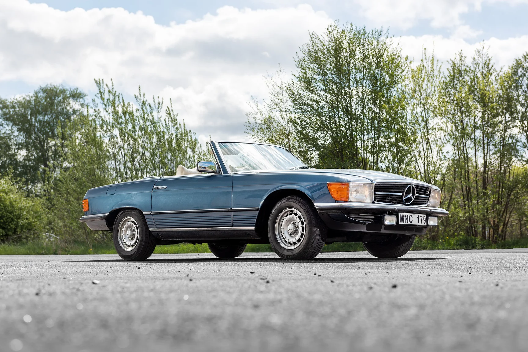Exteriörbild på 1975 Mercedes Benz 350 SL (3)