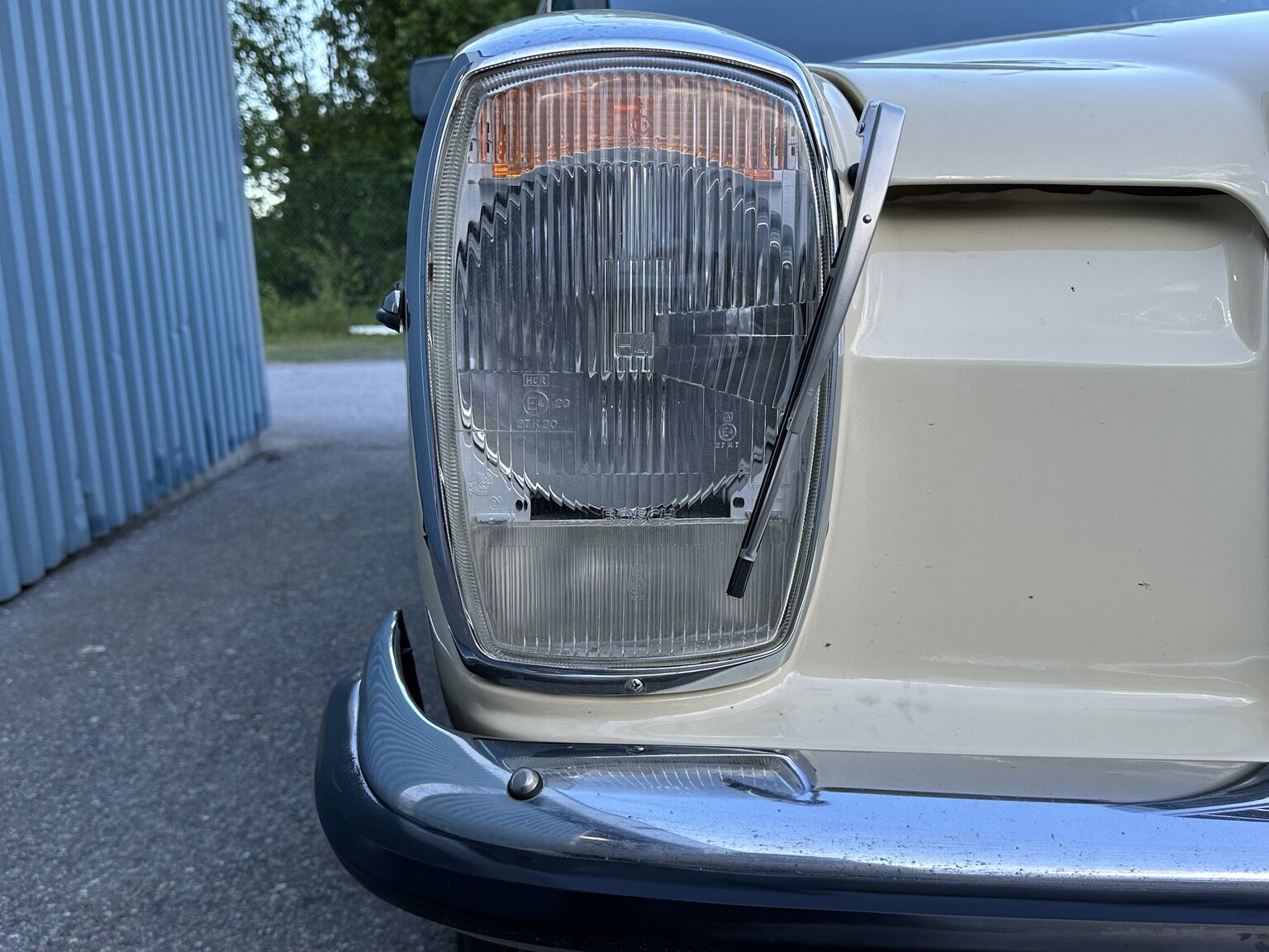 Exteriörbild på 1974 Mercedes Benz 230.6