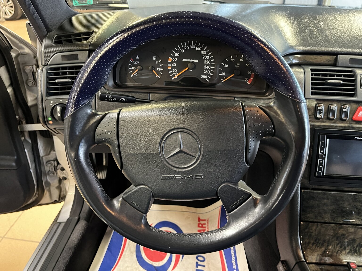 Innenraumfoto von 1998 Mercedes-Benz E55 AMG
