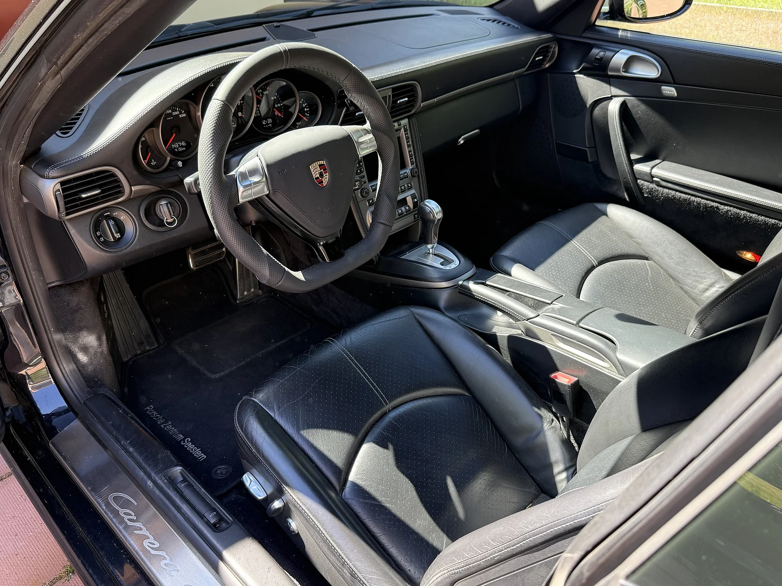 Innenraumfoto von 2008 Porsche 911 Carrera 4 (1)