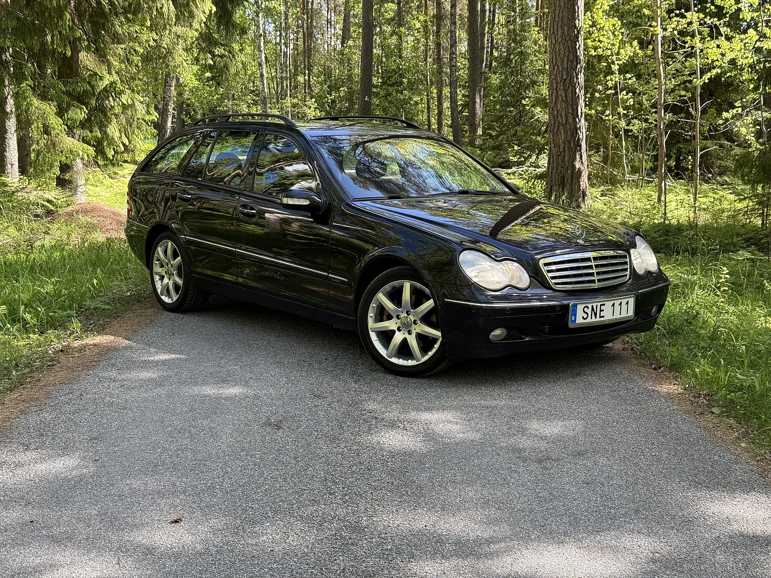 Exterior image of 2002 Mercedes-Benz C 320 T (1)