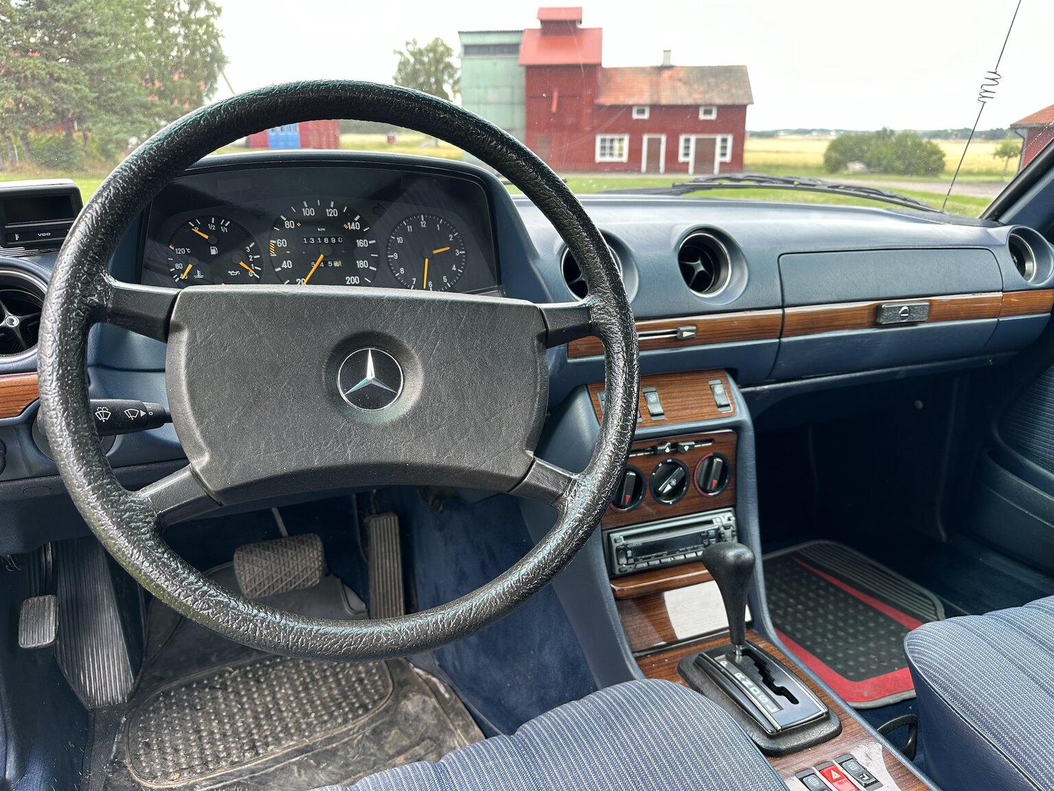 Innenraumfoto von 1984 Mercedes-Benz 230 CE