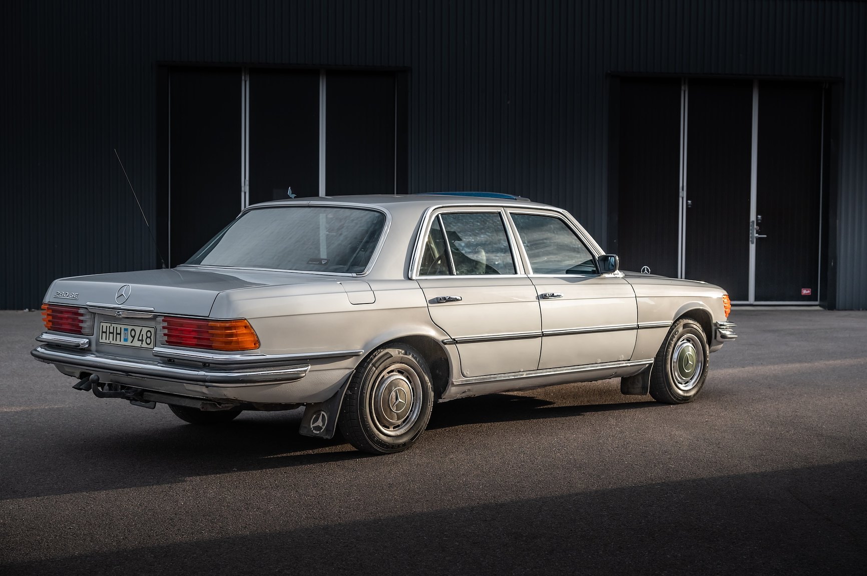 Exteriörbild på 1975 Mercedes-Benz 280 SE 