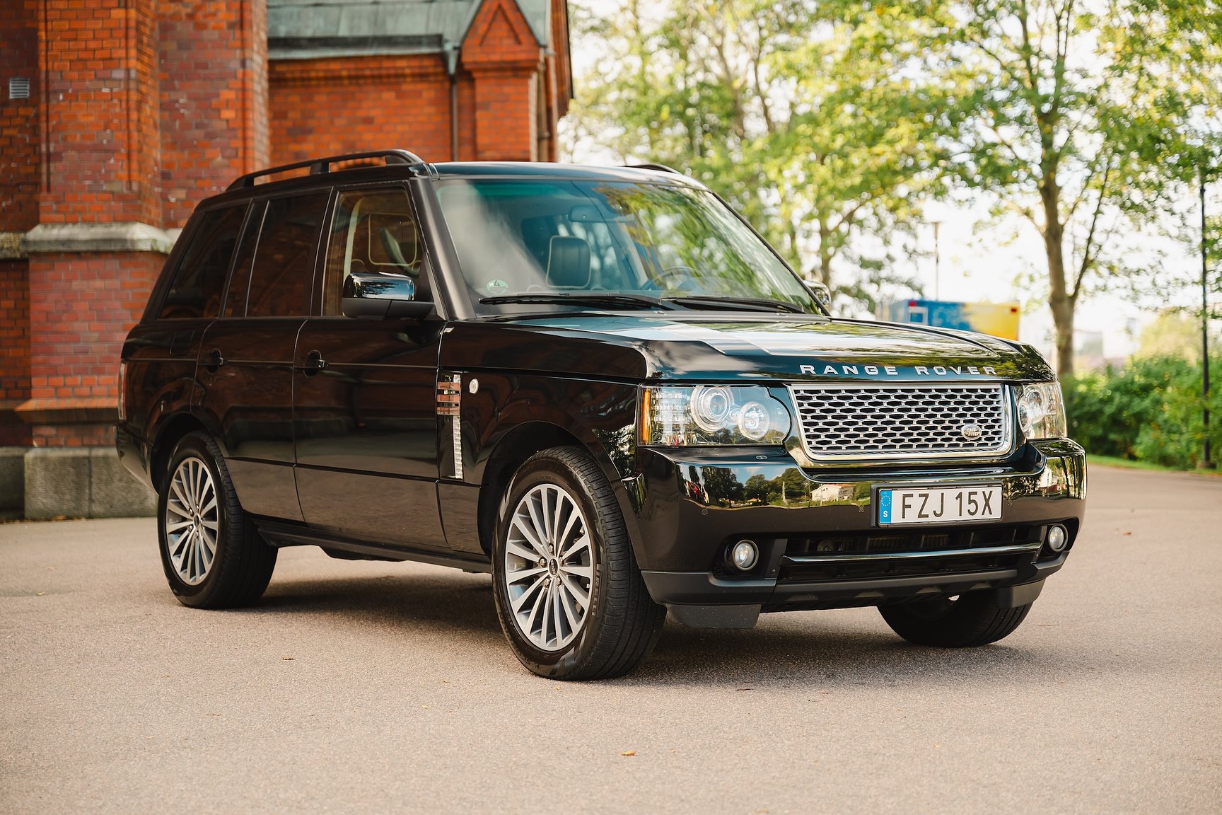Exterior image of 2012 Range Rover 4.4 TDV8 Westminster 
