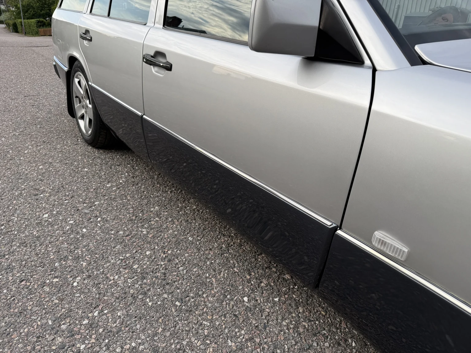 Exterior image of 1994 Mercedes-Benz E 320 T (21)