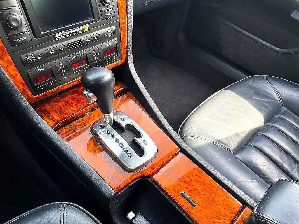 Innenraumfoto von 2000 Audi S8 (5)