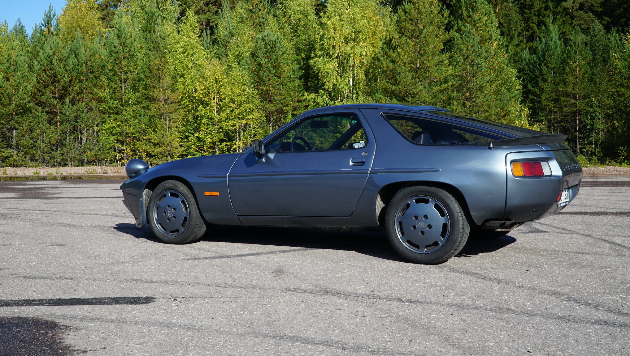 Exterior image of 1983 Porsche 928S (5)