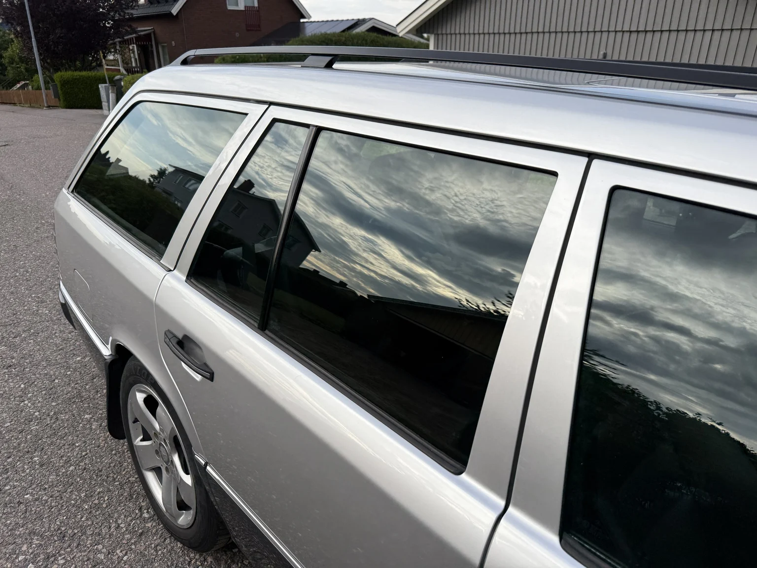 Exterior image of 1994 Mercedes-Benz E 320 T (15)