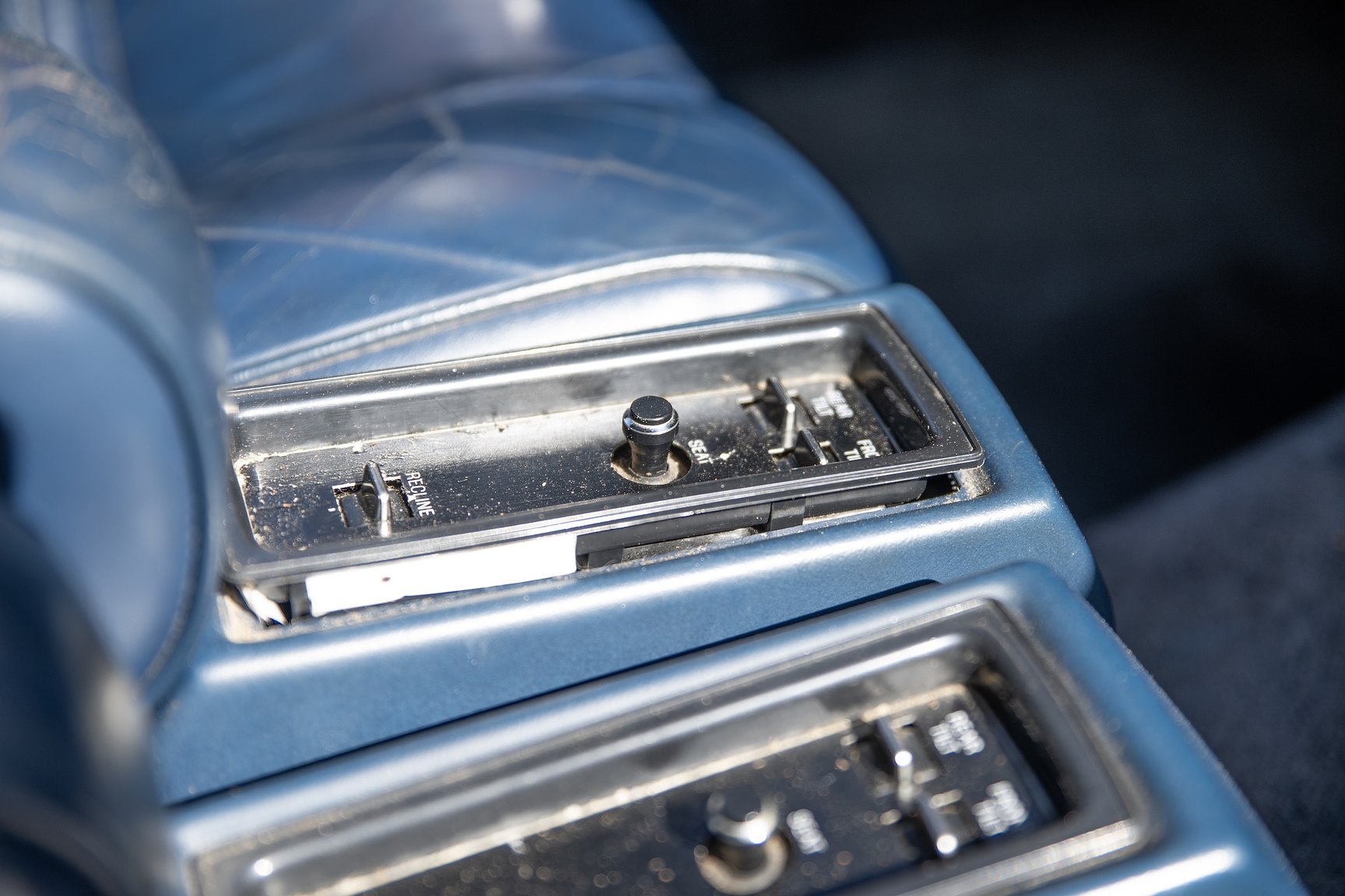 Interior image of 1985 Lincoln Continental 5.0 V8 EFI