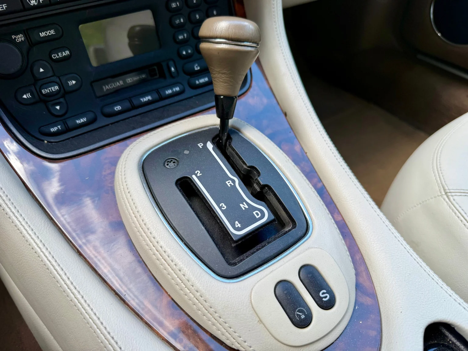 Innenraumfoto von 2001 Jaguar XJ Sovereign 4.0 V8 (24)
