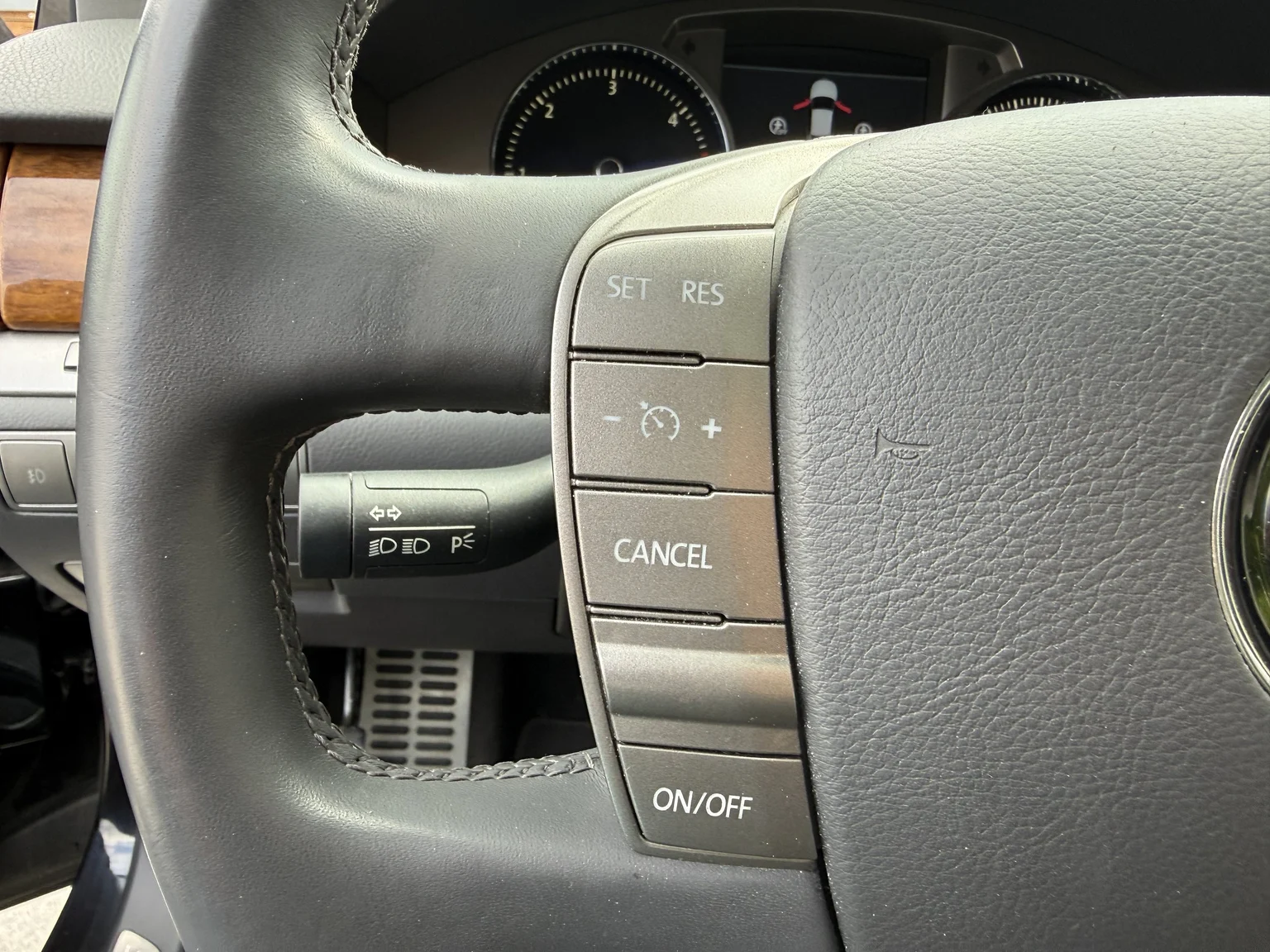Innenraumfoto von 2013 Volkswagen Phaeton 3.0 TDI (29)