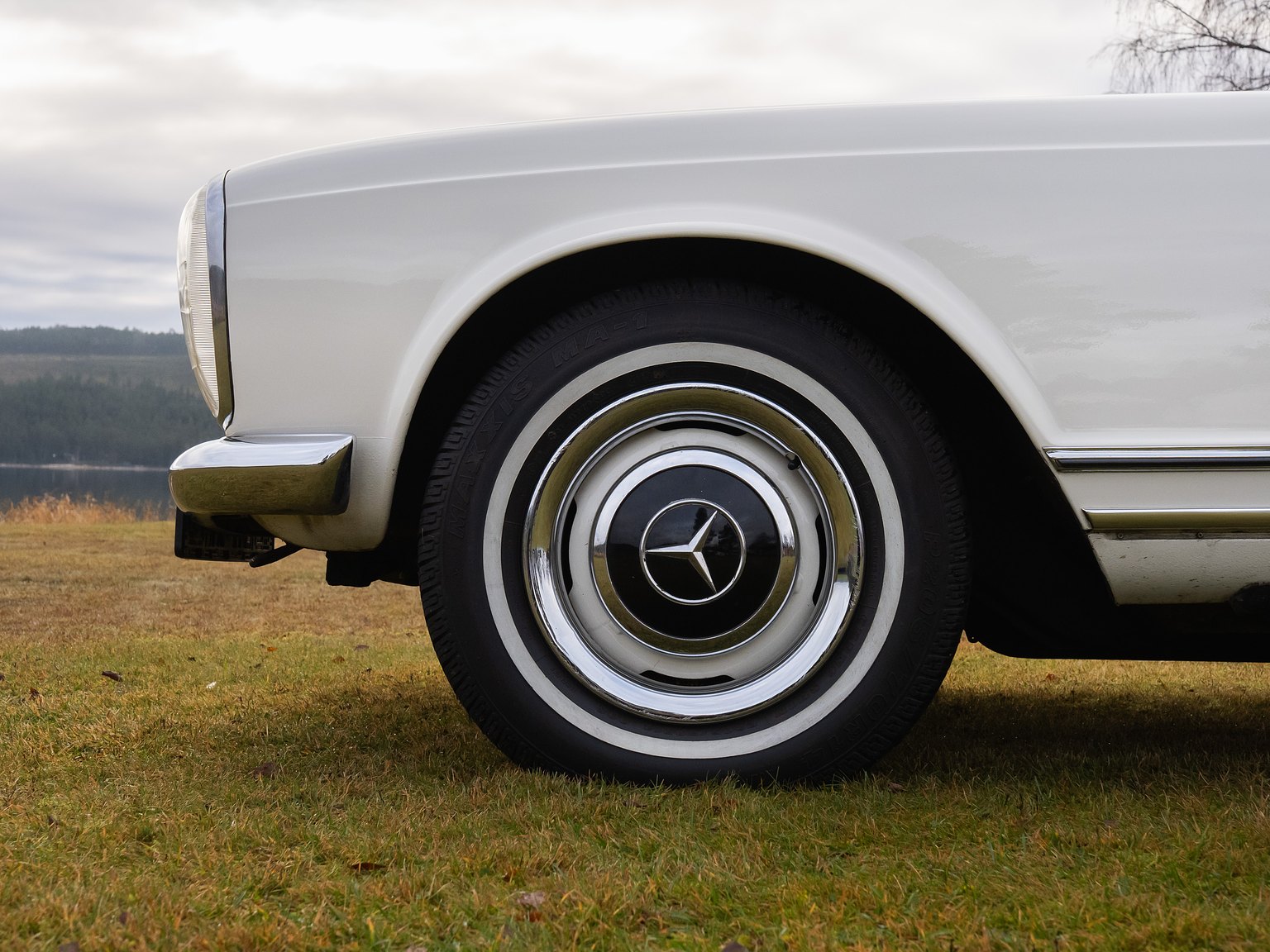 Exterior image of 1966 Mercedes-Benz 230 SL "Pagoda"
