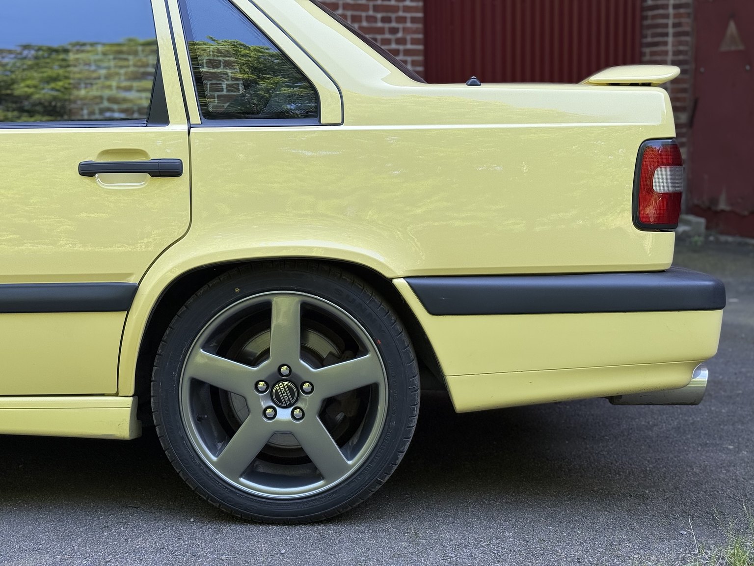 Exterior image of 1995 Volvo 850 T-5R